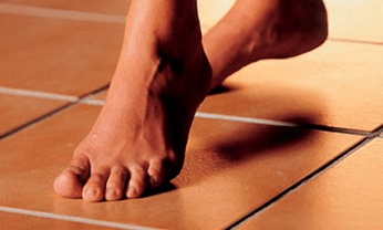 ходіння босоніж як причина появи грибка на шкірі ніг